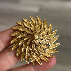 4/$100 MONET vintage 1980 Gold Floral Brooch 😌